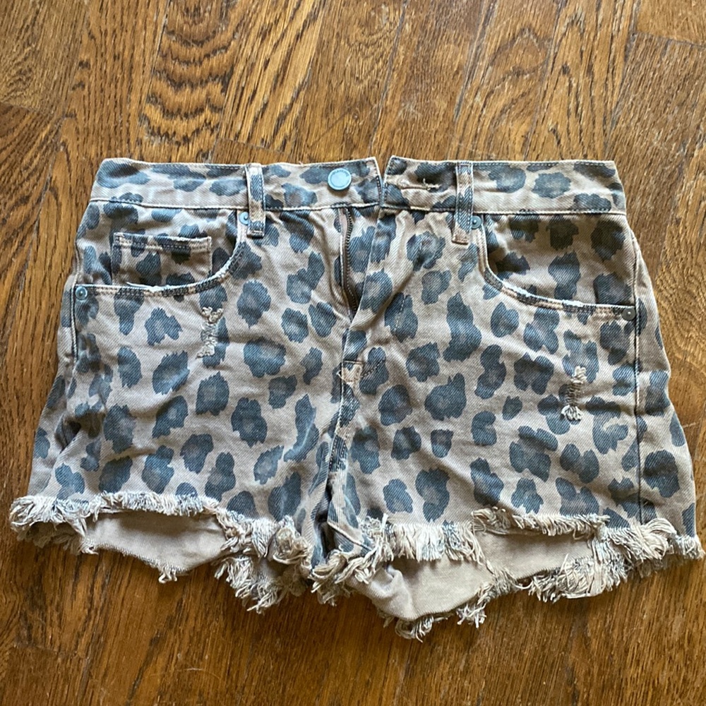 BLANK NYC the barrow leap park print denim jean shorts